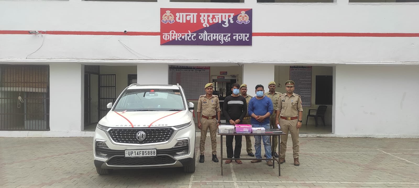 साइबर क्राइम हेल्प लाईन सेक्टर 108 व सूरजपुर पुलिस टीम के संयुक्त प्रयास से फर्जी फर्म(कम्पनी) बनाकर करोडो रुपये की धोखाधडी करने वाले 02 अभियुक्त गिरफ्तार, कब्जे से 04 स्मार्ट फोन, 20 एटीम कार्ड, 22 चैकबुक, 01 पैन कार्ड, 03 आधार कार्ड, 08 वर्क टैक्स इनवाइस, 02 चैक, 02 डायरी, 12 लाख रुपये नकद तथा धोखाधडी कर प्राप्त किये गये रुपयो से खरीदी गयी एक गाडी एमजी हैक्टर रंग सफेद बरामद । GBN Express news