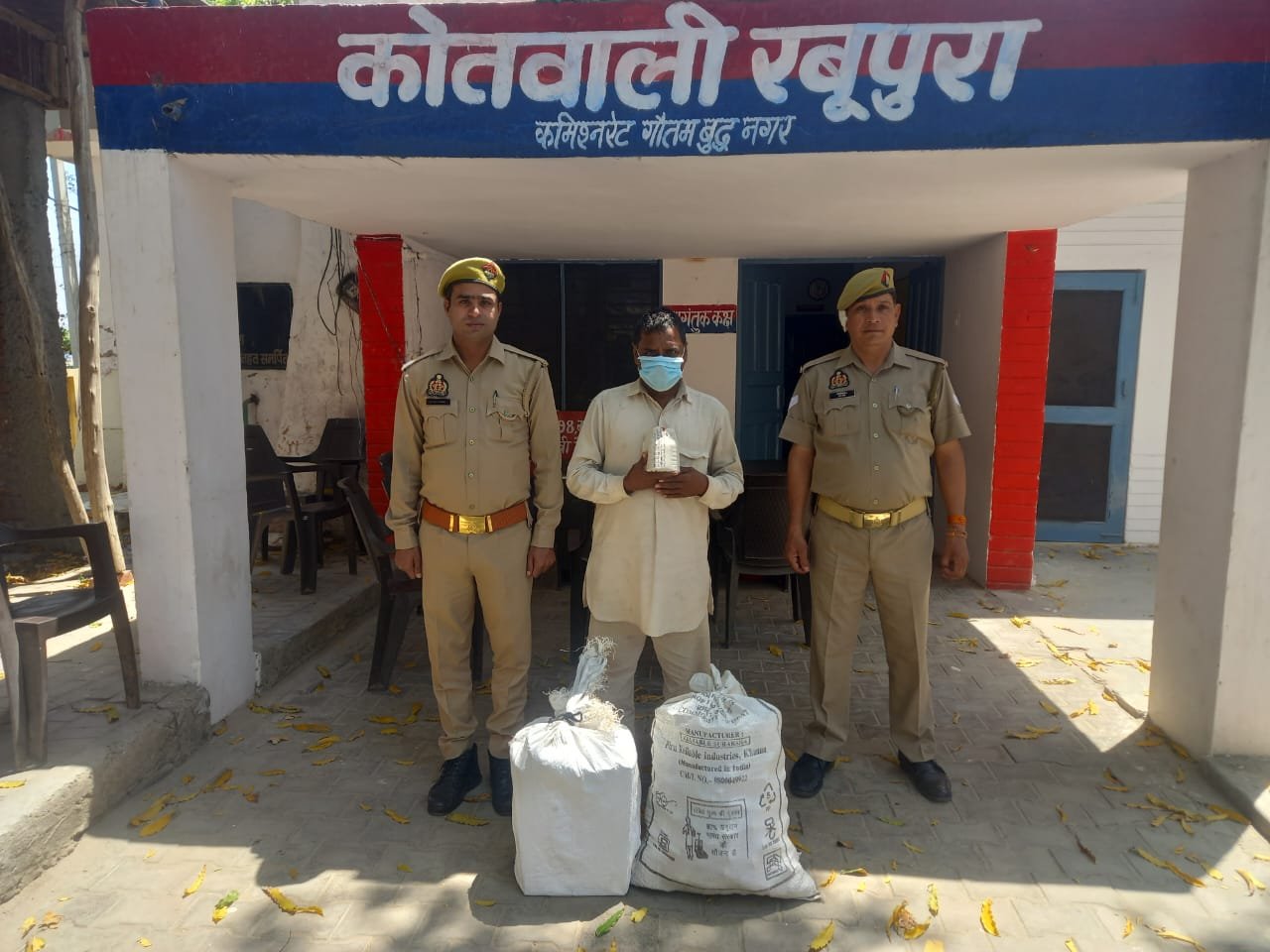 थाना रबूपुरा पुलिस द्वारा अवैध शराब की तस्करी करने वाला 01 अभियुक्त गिरफ्तार, कब्जे से 250 पव्वे अवैध देशी शराब मस्ताना ब्रांड हरियाणा मार्का बरामद। GBN Express news