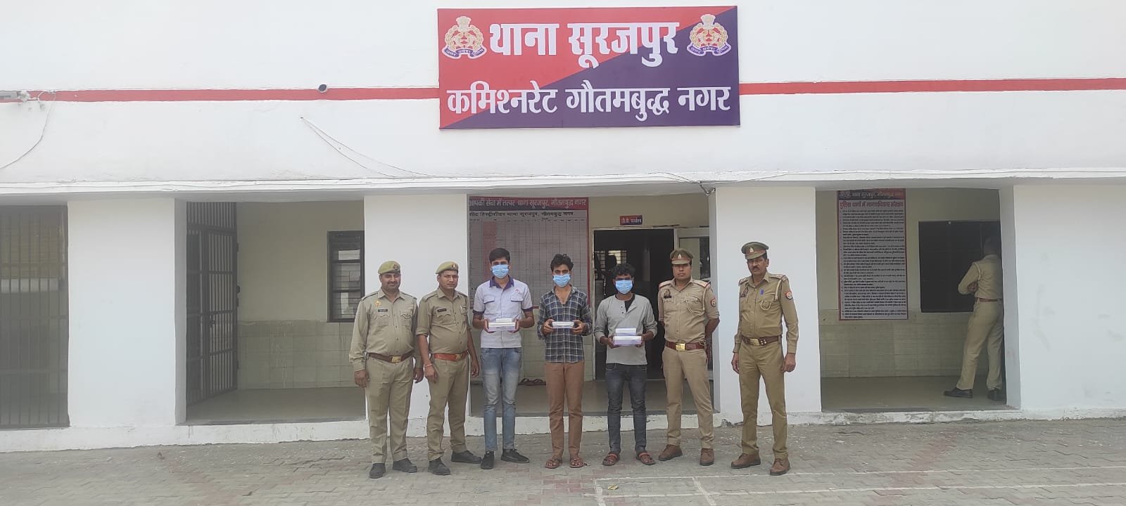 थाना सूरजपुर पुलिस द्वारा स्कूल में चोरी की घटना का सफल अनावरण करते हुए तीन शातिर चोर(स्कूल में गार्ड व चपरासी) गिरफ्तार, कब्जे से चोरी के 62,210 रुपये नगद तथा चोरी के रुपयों से खरीदे गये दो मोबाइल फोन बरामद। GBN Express news