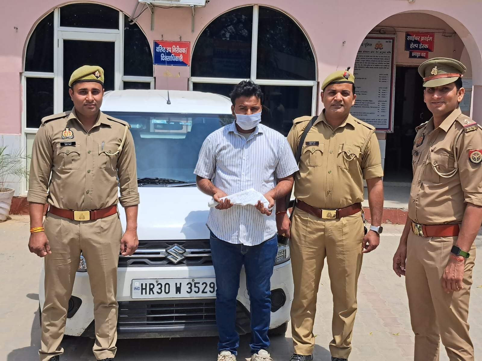 थाना बिसरख पुलिस द्वारा, अवैध शस्त्र के साथ अभियुक्त गिरफ्तार, कब्जे से 01 तंमचा 12 बोर, 01 जिन्दा कार0 12 बोर व सीजशुदा वेगन आर गाडी बरामद। GBN Express news