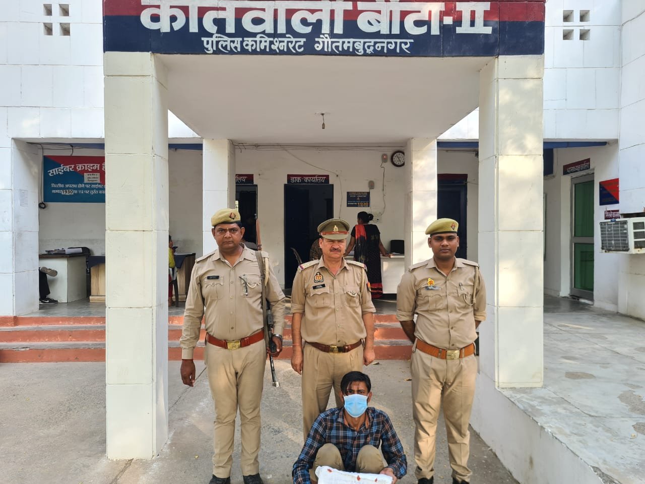 थाना बीटा-2 पुलिस द्वारा अवैध शराब की तस्करी करने वाला अभियुक्त गिरफ्तार, कब्जे से 32 पव्वे अवैध देशी शराब बरामद। GBN Express news