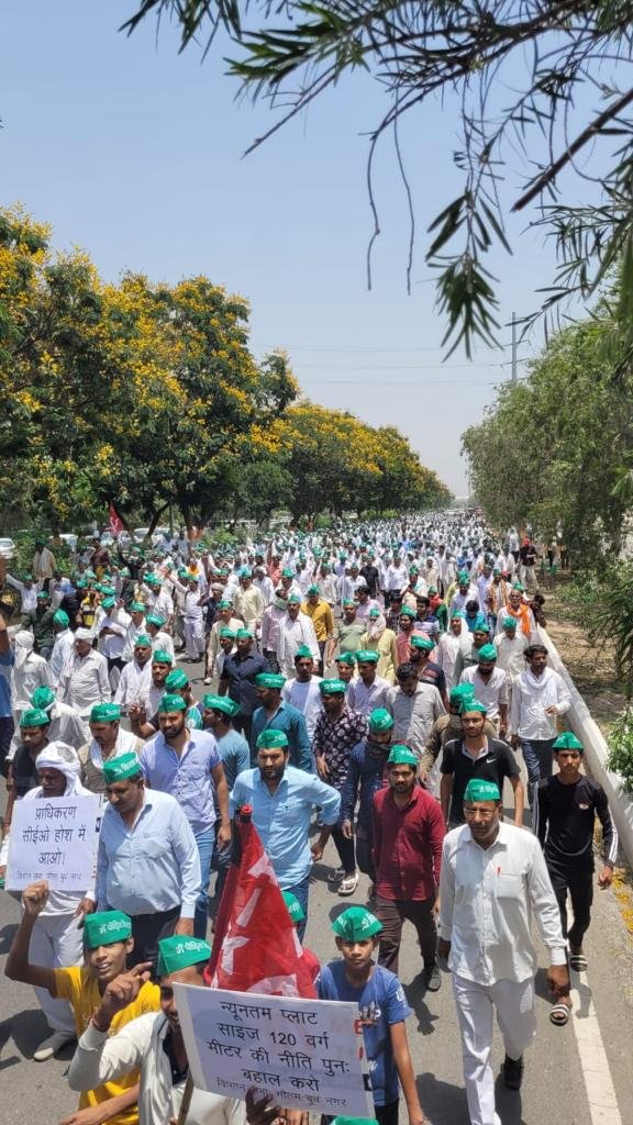 ग्रेनो प्राधिकरण पर आंदोलनरत किसानों की महापंचायत को कॉमरेड वृंदा करात ने किया संबोधित  ग्रेटर नोएडा, 21 दिनों से आंदोलनरत ग्रेटर नोएडा के किसानों ने ग्रेटर नोएडा प्राधिकरण के समक्ष अखिल भारतीय किसान सभा की अगुवाई में 15 मई 2023 को बड़ी किसान महापंचायत का आयोजन किया जिसमें बड़ी संख्या में महिलाओं सहित 39 गांवों के लोगों ने भारी संख्या में हिस्सेदारी किया। पंचायत के लिए किसान जैतपुर गोल चक्कर से इकट्ठा होकर विप्रो गोल चक्कर होते हुए धरना स्थल प्राधिकरण पर पहुंचकर जुलूस महापंचायत में बदल गया। GBN Express news