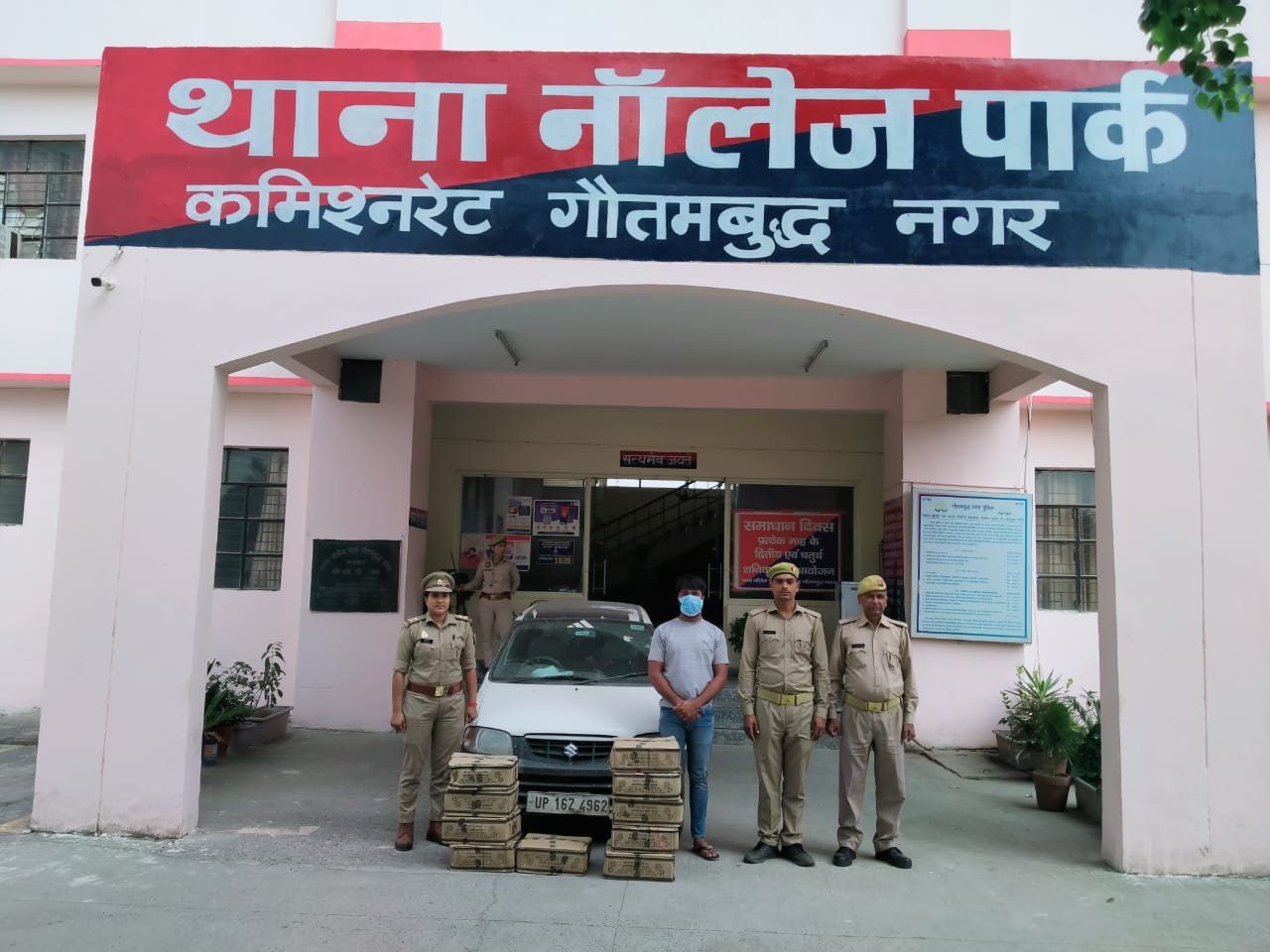 थाना नॉलेज पार्क पुलिस द्वारा अवैध शराब की तस्करी करने वाला 01 अभियुक्त गिरफ्तार, कब्जे से 10 पेटी अवैध शराब कुल मात्रा 90 लीटर हरियाणा मार्का देशी शराब मय ऑल्टो कार सहित बरामद। GBN Express news