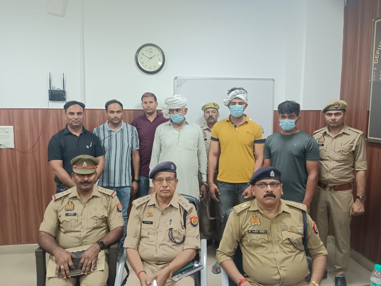 कमिश्नरेट गौतमबुद्धनगर पुलिस का सराहनीय कार्य , थाना बादलपुर पुलिस द्वारा ग्राम दुरियाई में हुई हत्या का 24 घण्टे के अन्दर सफल अनावरण करते हुए 03 अभियुक्त गिरफ्तार, अभियुक्तों की निशादेही पर आलाकत्ल(अवैध हथियार), एक मोबाइल फोन व घटना में प्रयुक्त गाड़ी बरामद। GBN Express news