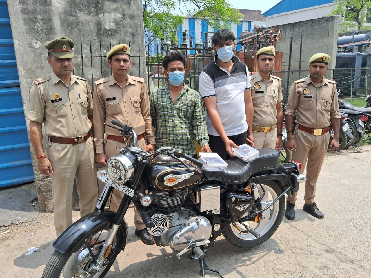 थाना फेस 1 पुलिस द्वारा कार्य सरकार करते हुये बाधा उत्पन्न कर पुलिस बल पर पिस्टल(अवैध) तानने वाले 02 अभियुक्त गिरफ्तार, कब्जे से 01 अवैध पिस्टल .32 बोर व 01 जिन्दा कारतूस .32 बोर व 01 तमंचा 315 बोर मय 01 जिन्दा कारतूस 315 बोर व 01 बुलेट मोटर साइकिल बरामद। GBN Express news
