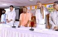 माननीय मुख्यमंत्री योगी आदित्यनाथ जी शनिवार को जनपद अयोध्या में पेइंग गेस्ट योजना के अंतर्गत भवन स्वामियों को प्रमाण पत्र वितरण करते एवं निर्माणधीन विभिन्न परियोजनाओं का निरीक्षण करते हुए। GBN Express news