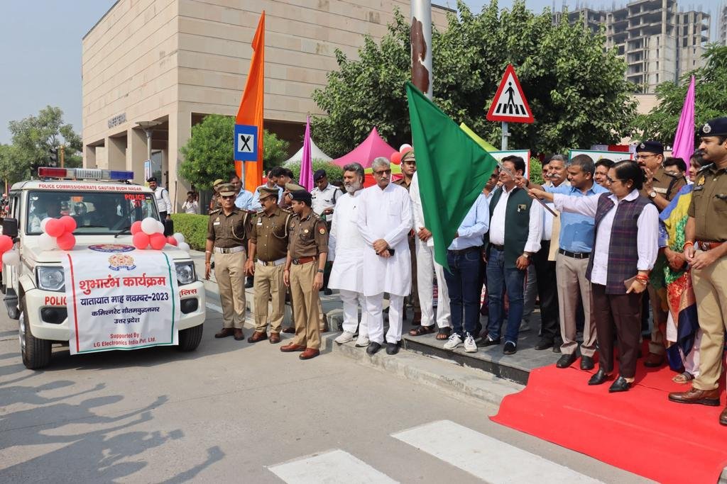 नोएडा , पुलिस कमिश्नर गौतमबुद्धनगर श्रीमती लक्ष्मी सिंह द्वारा यातायात माह के उपलक्ष्य में सेक्टर 108 कार्यालय स्थित वाहनों को हरी झंडी दिखाकर रवाना किया गया। एनसीसी कैडेट तथा स्कूली बच्चों द्वारा कार्यक्रम प्रस्तुत कर यातायात नियमों के सम्बन्ध में जागरूक किया गया। GBN Express news