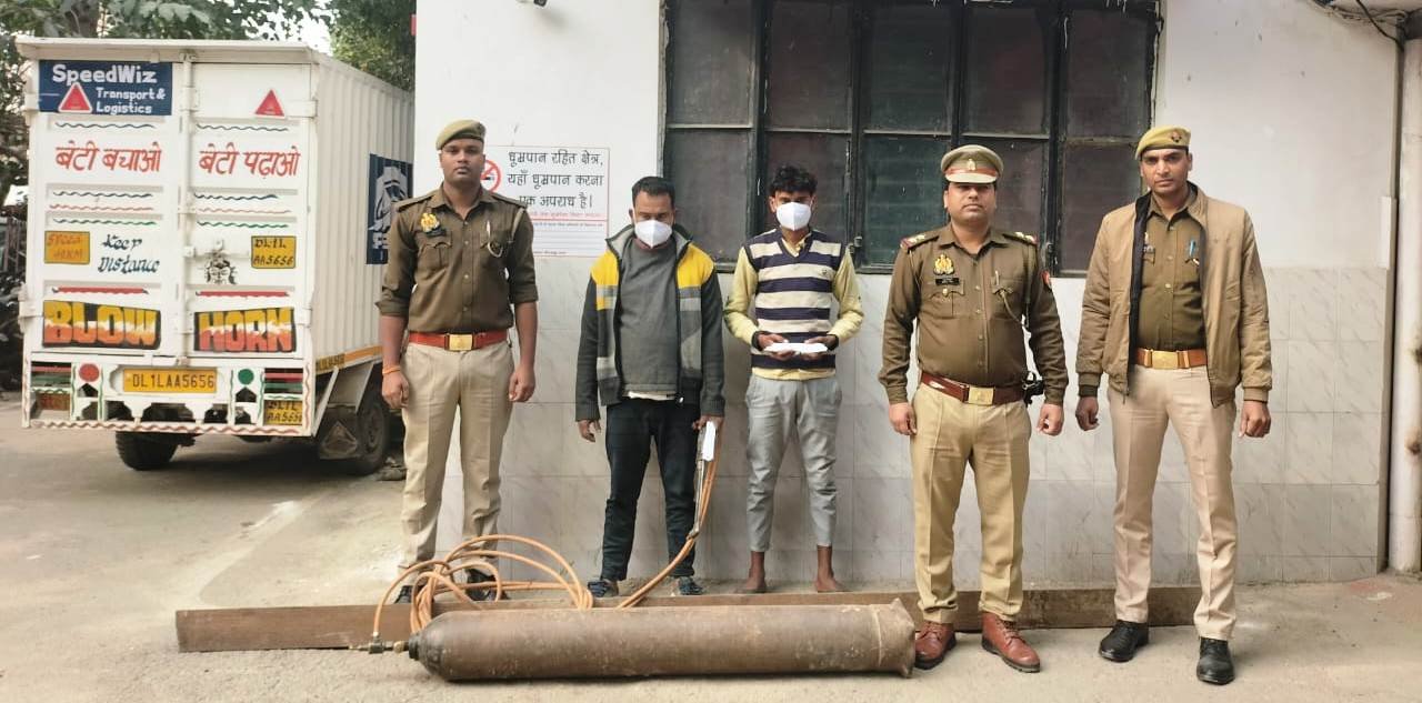 थाना फेस-2 पुलिस द्वारा 02 चोर गिरफ्तार, कब्जे से चोरी का लोहे का खम्भा (लम्बाई 12 फुट), चोरी करने के लिये प्रयोग में लिये जाने वाले उपकरण व अवैध हथियार बरामद। GBN Express news