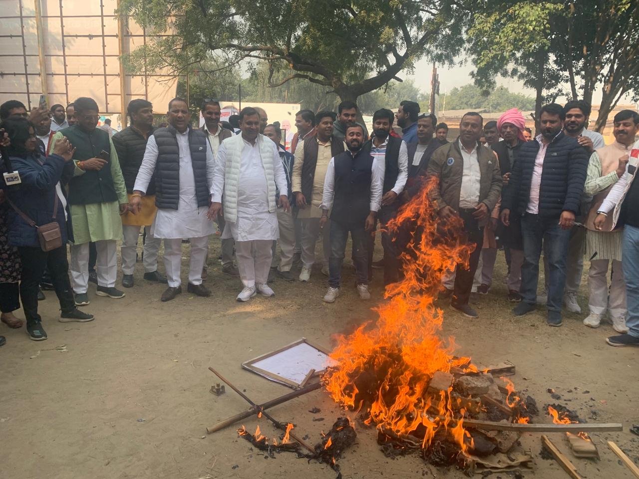 जिला मुख्यालय गौतमबुद्ध नगर,भाजपा युवा मोर्चा द्वारा राहुल गांधी का पुतला फूंका I GBN Express news