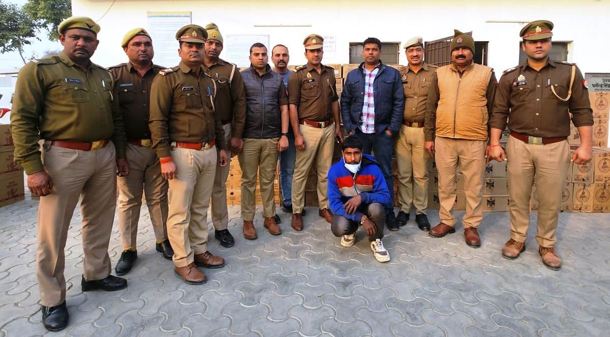 थाना सेक्टर-142 पुलिस द्वारा ट्रक पर फर्जी नम्बर प्लेट लगाकर अवैध अंग्रेजी शराब की तस्करी करने वाले गिरोह का पर्दाफाश करते हुए एक अभियुक्त गिरफ्तार, कब्जे से 334 पेटी अवैध अंग्रेजी शराब (कीमत लगभग 35 लाख रूपये) व तस्करी में प्रयुक्त ट्रक मय फर्जी नम्बर प्लेट बरामद। GBN Express news