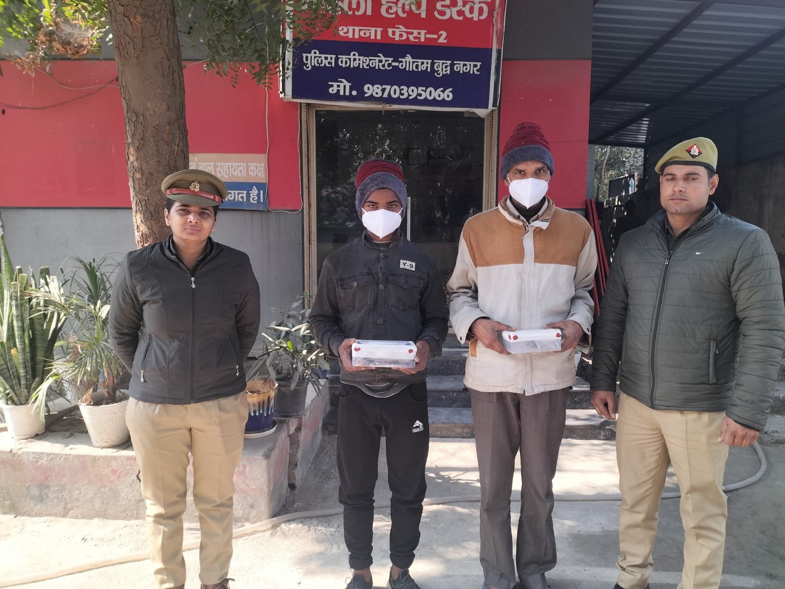 थाना फेस-2 नोएडा पुलिस द्वारा चोरी करने वाले 02 अभियुक्त गिरफ्तार, कब्जे से 02 लाख 23 हजार 600 रुपये नगद, 03 घड़ी, 02 सफेद धातु के ब्रेसलेट, 03 जोडी पायल(दो सफेद धातु-01 पीली धातु), 01 जोड़ी कुण्डल कान के पीली धातु, 01 जोड़ी झुमके कान के सफेद धातु व 03 जोडी कान के टॉप्स सफेद धातु बरामद। GBN Express news