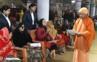 जनता दर्शन में परिजनों के साथ आए बच्चों को मुख्यमंत्री योगी आदित्यनाथ ने खूब दुलारा और आशीर्वाद दिया। साथ ही उन्हें खूब पढ़ने के लिए प्रेरित करते हुए चॉकलेट गिफ्ट किया।