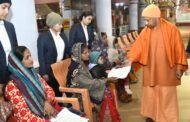 माननीय मुख्यमंत्री योगी आदित्यनाथ जी सोमवार को गोरखपुर के गोरखनाथ मंदिर परिसर में जनता दर्शन के दौरान लोगों की समस्याओं को सुनते और उनके उचित निस्तारण का आदेश देते हुए I GBN Express news