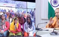 माननीय मुख्यमंत्री योगी आदित्यनाथ जी मंगलवार को अपने सरकारी आवास  पर विकसित भारत संकल्प यात्रा के अंतर्गत वर्चुअल माध्यम से लाभार्थियों से संवाद करते हुए। GBN Express news