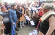 ग्रेटर नोएडा,किसान सभा के नेतृत्व में ग्रेटर नोएडा प्राधिकरण पर केंद्रीय बजट की प्रतियां जलाकर विरोध प्रकट किया I GBN Express news