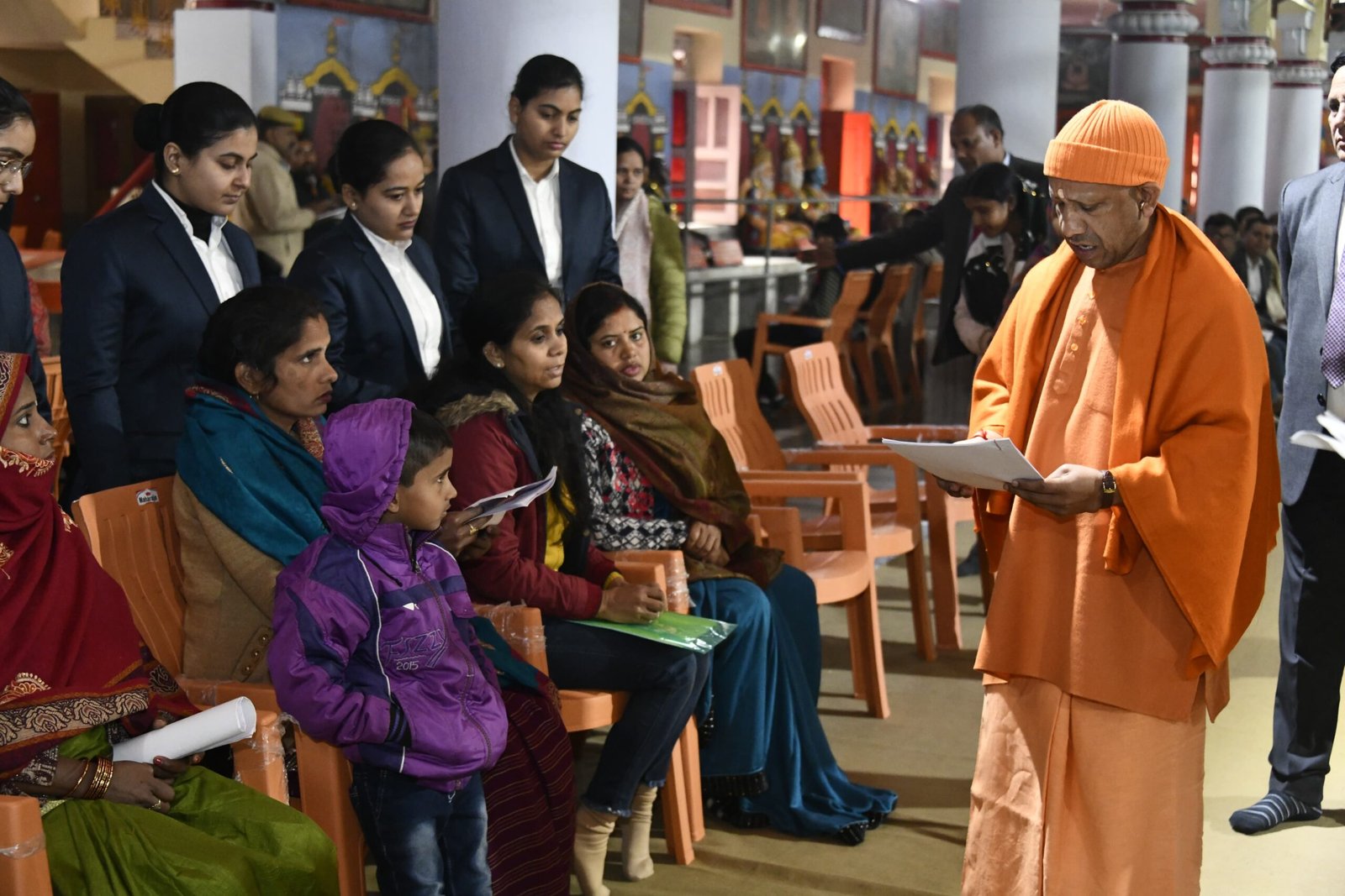 गोरखपुर, 4 फरवरी।,माननीय मुख्यमंत्री योगी आदित्यनाथ जी रविवार को गोरखपुर के गोरखनाथ मंदिर परिसर में जनता दर्शन के दौरान लोगों की समस्याओं को सुनते। साथ ही गौसेवा केंद्र में गौ सेवा करते। GBN Express news