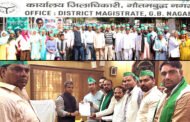 ऐच्छर गाँव के किसानों का धरना 19 वे दिन भी जारी रहा धरना स्थल से एकत्रित होकर जिलाधिकारी महोदय को ज्ञापन सौंपा I GBN Express news