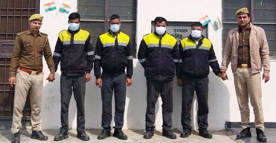 सेक्टर 142, सोसाईटी में मौजूद गार्डों द्वारा, उनके साथ गाली गलौच तथा मारपीट , GBN Express news