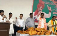 ग्रेटर नोएडा, N R I  S D S रेजिडेंसी सोसायटी ग्रेटर नोएडा में जनपद दीवानी बार एसोसिएशन गौतम बुध नगर के पूर्व अध्यक्ष एडवोकेट सुशील भाटी के नेतृत्व में हजारों की संख्या में सोसाइटी के निवासियों ने गौतम बुध नगर के भाजपा लोकसभा प्रत्याशी ढोल नगाड़ों के साथ जोरदार स्वागत किया