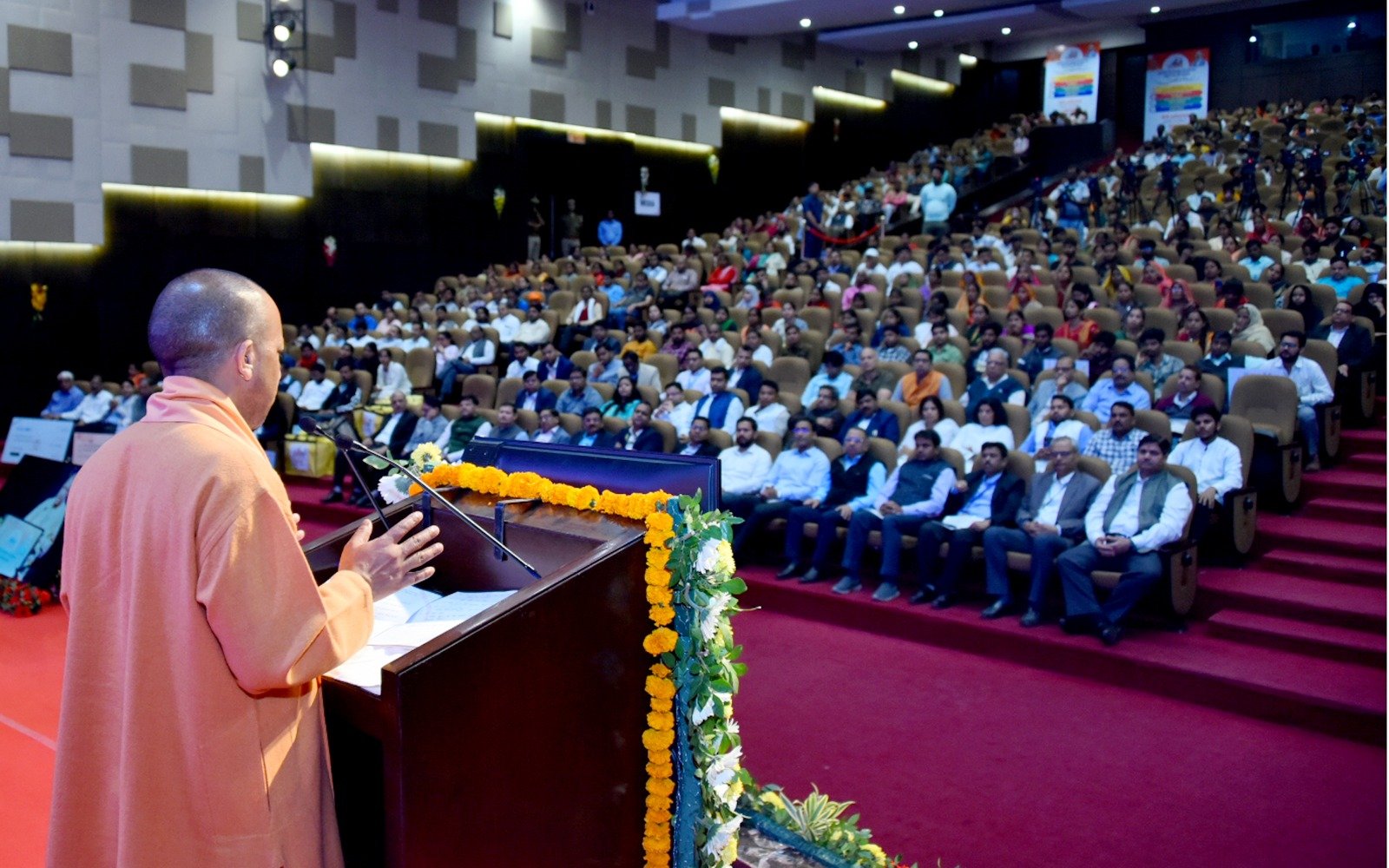 लखनऊ, 13 मार्च। माननीय मुख्यमंत्री योगी आदित्यनाथ जी बुधवार को लोकभवन, लखनऊ में एमएसएमई क्षेत्र हेतु ₹30,826 करोड़ का मेगा ऋण वितरण कार्य्रकम में सम्मिलित होते, उन्नाव में स्वीकृत प्लेज पार्क के विकासकर्ताओं को चेक वितरित करते, औद्योगिक आस्थानों में भूखंडों के आवंटन हेतु पोर्टल का शुभारंभ करते, ओडीओपी एवं विश्वकर्मा श्रम सम्मान योजना के अंतर्गत टूलकिट का वितरण करते तथा कार्यक्रम को सम्बोधित करते हुये। GBN Express news