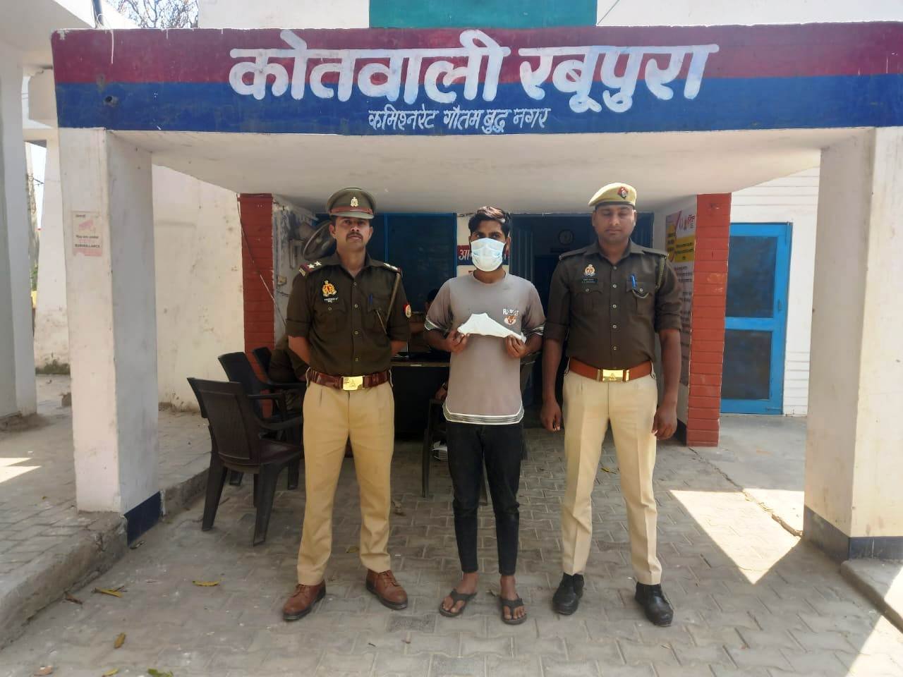 रबूपुरा पुलिस द्वारा गैंगस्टर एक्ट के अंतर्गत वांछित अभियुक्त गिरफ्तार, कब्जे से 01 तमंचा 315 बोर व 01 कारतूस बरामद। GBN Express news