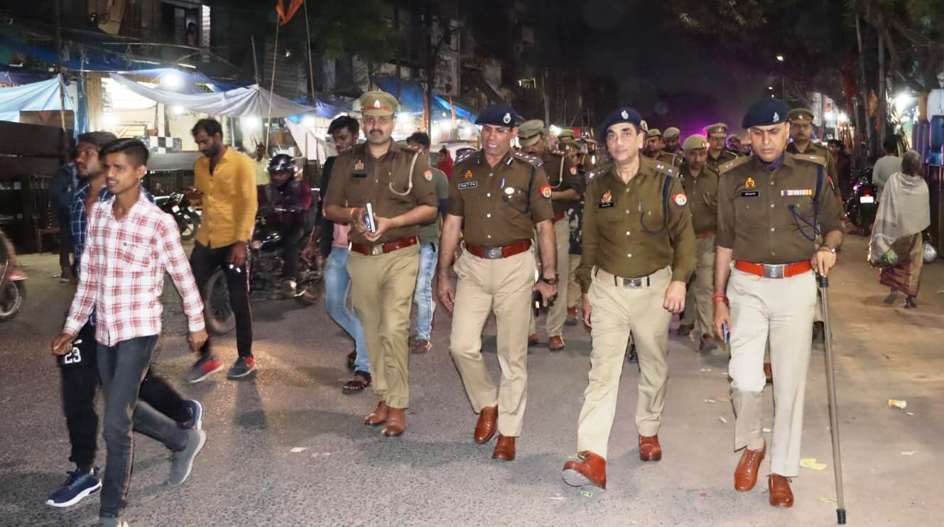 पुलिस कमिश्नर गौतमबुद्धनगर श्रीमती लक्ष्मी सिंह के निर्देशानुसार, अपर पुलिस आयुक्त कानून व्यवस्था के नेतृत्व में सभी जोन के डीसीपी, एडीसीपी द्वारा, समस्त पुलिस बल के साथ आगामी त्यौहारो तथा वर्तमान संवेदनशीलता के दृष्टिगत अपने-अपने क्षेत्रों में पैदल मार्च करते हुए सघन चेकिंग अभियान चलाया जा रहा है। GBN Express news