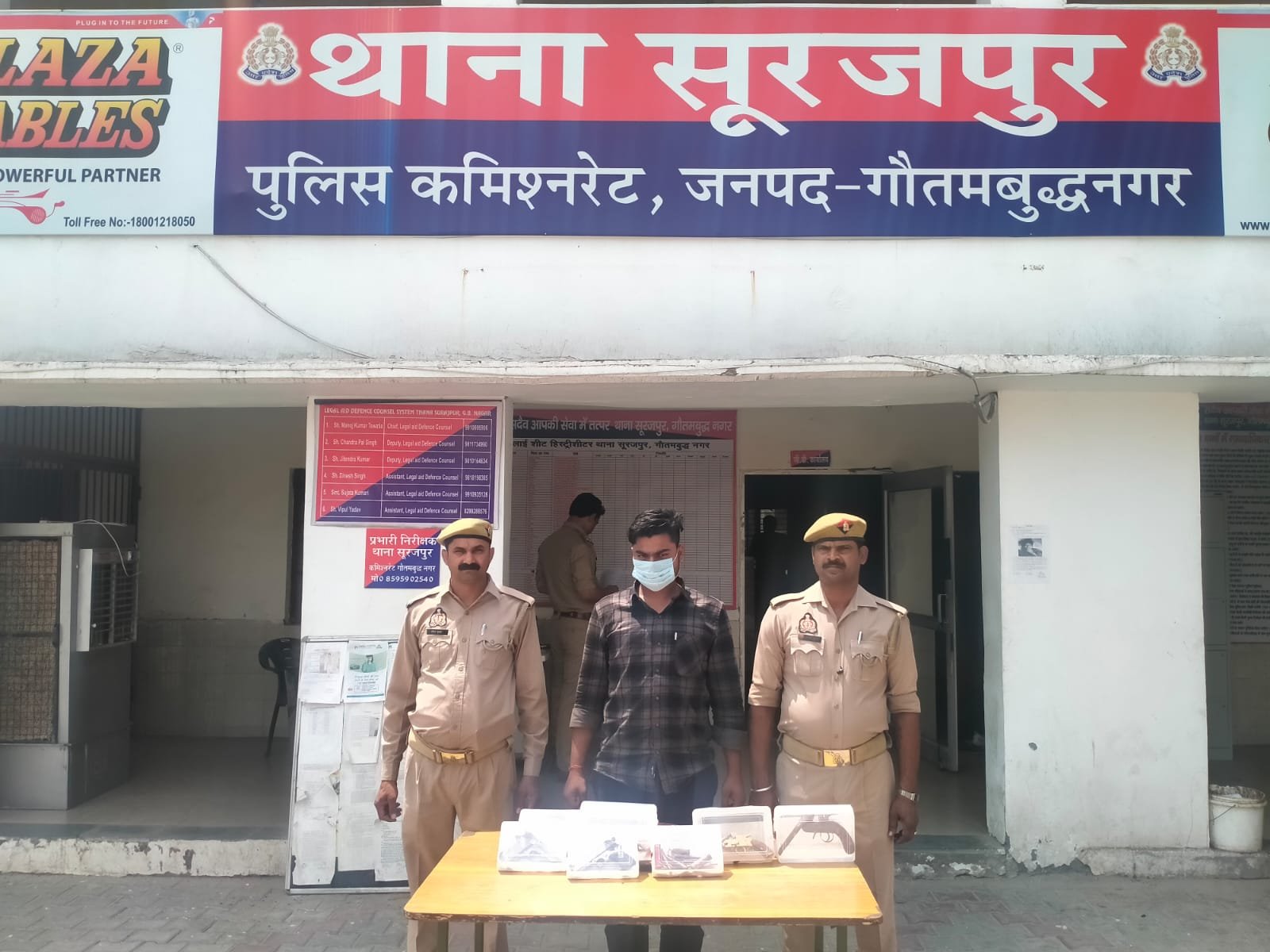 सूरजपुर पुलिस व सर्विलांस टीम के संयुक्त प्रयास से अवैध असलहो की तस्करी करने वाला अभियुक्त गिरफ्तार, कब्जे से दो पिस्टल, चार देशी तंमचे, व भारी मात्रा में जिंदा कारतूस बरामद। GBN Express news