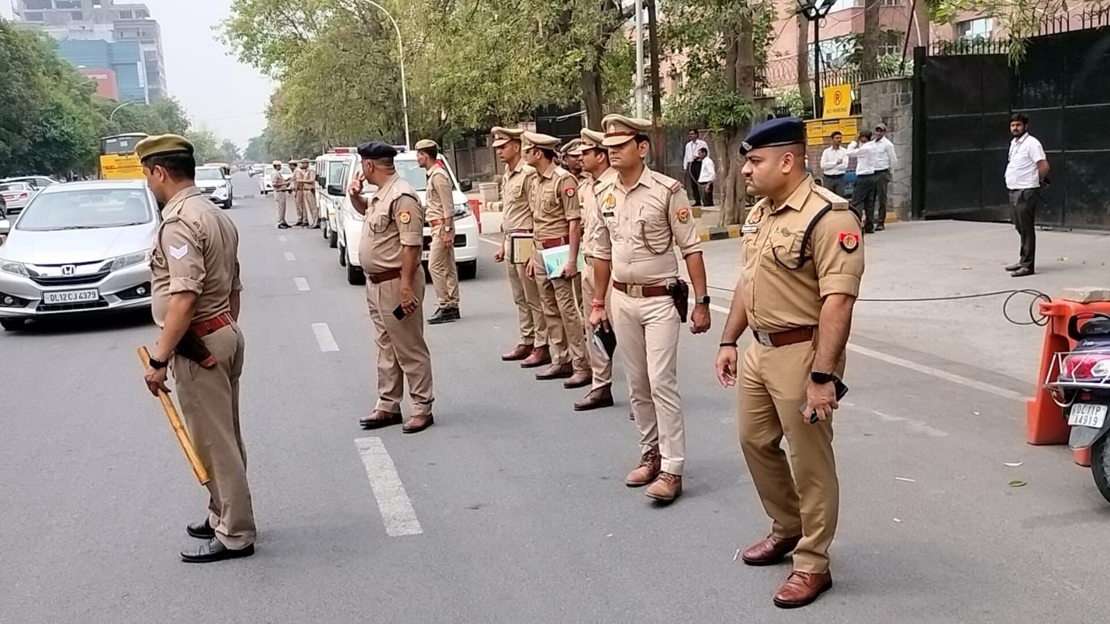 पुलिस आयुक्त प्रथम नोएडा श्री प्रवीण कुमार सिंह व एसीपी यातायात श्री राजीव गुप्ता द्वारा व थाना प्रभारी सेक्टर-126 एवं पुलिस बल विशेष चेकिंग अभियान चलाया गया। GBN Express news