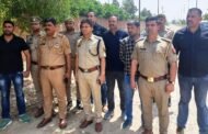 नोएडा, बिसरख पुलिस द्वारा वाईन शॉप के सेल्समेन की हत्या करने वाले बदमाश को पुलिस मुठभेड़ में गिरफ्तार किया गया, कब्जे से घटना में प्रयुक्त मोटरसाइकिल व अवैध हथियार बरामद। GBN Express news