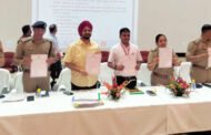 गौतम बुद्ध नगर 24 अप्रैल, 2024,,सामान्य प्रेषक, पुलिस आयुक्त एवं जिला निर्वाचन अधिकारी की उपस्थिति में गौतम बुद्ध विश्वविद्यालय में पुलिस व अर्धसैनिक बलों की ब्रीफिंग संपन्न  संबंधित अधिकारियों द्वारा पुलिस व अर्धसैनिक बलों को दिये आवश्यक दिशा निर्देश I GBN Express news