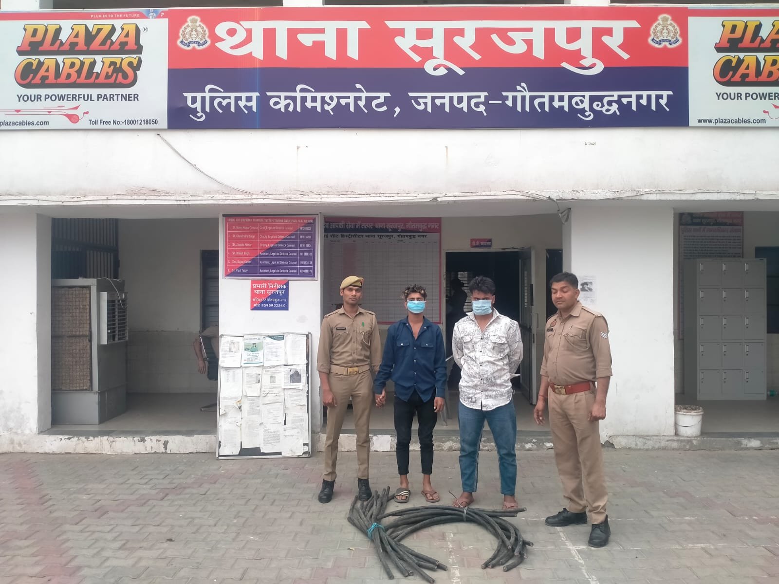 सूरजपुर पुलिस एवं सर्विलांस टीम के संयुक्त प्रयास से फैक्ट्री में चोरी करने वाले दो वांछित अभियुक्त गिरफ्तार, कब्जे से चोरी के बिलजी के तार कापर धातु के 20 टुकड़े बरामद। GBN Express news