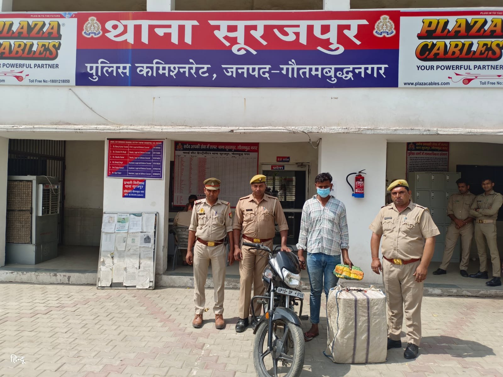 सूरजपुर पुलिस व आबकारी टीम के संयुक्त प्रयास से शराब तस्कर अभियुक्त गिरफ्तार, कब्जे से कुल 202 पव्वे अंग्रेजी शराब मसाला हरियाणा मार्का व एक मो0सा0 बरामद। GBN Express news