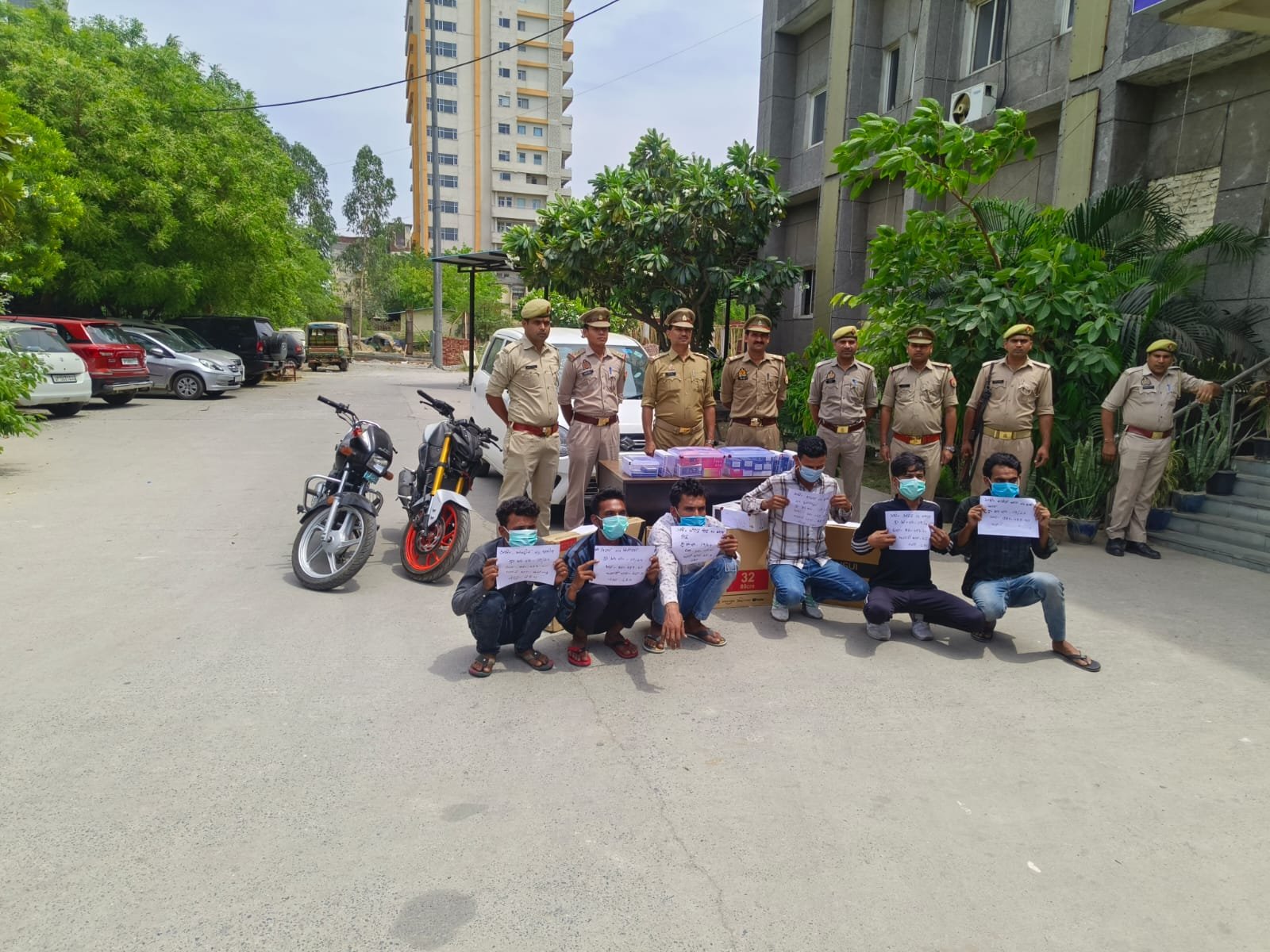 फेस 3 नोएडा पुलिस द्वारा अर्न्तराज्यीय 06 चोर गिरफ्तार, कब्जे से 09 स्मार्ट मोबाइल, 30 कीपैड मोबाइल, 03 एलईडी टीवी, घटना में प्रयुक्त वैगनआर कार, 02 मो0सा0 व 5300 रूपये बरामद। GBN Express news