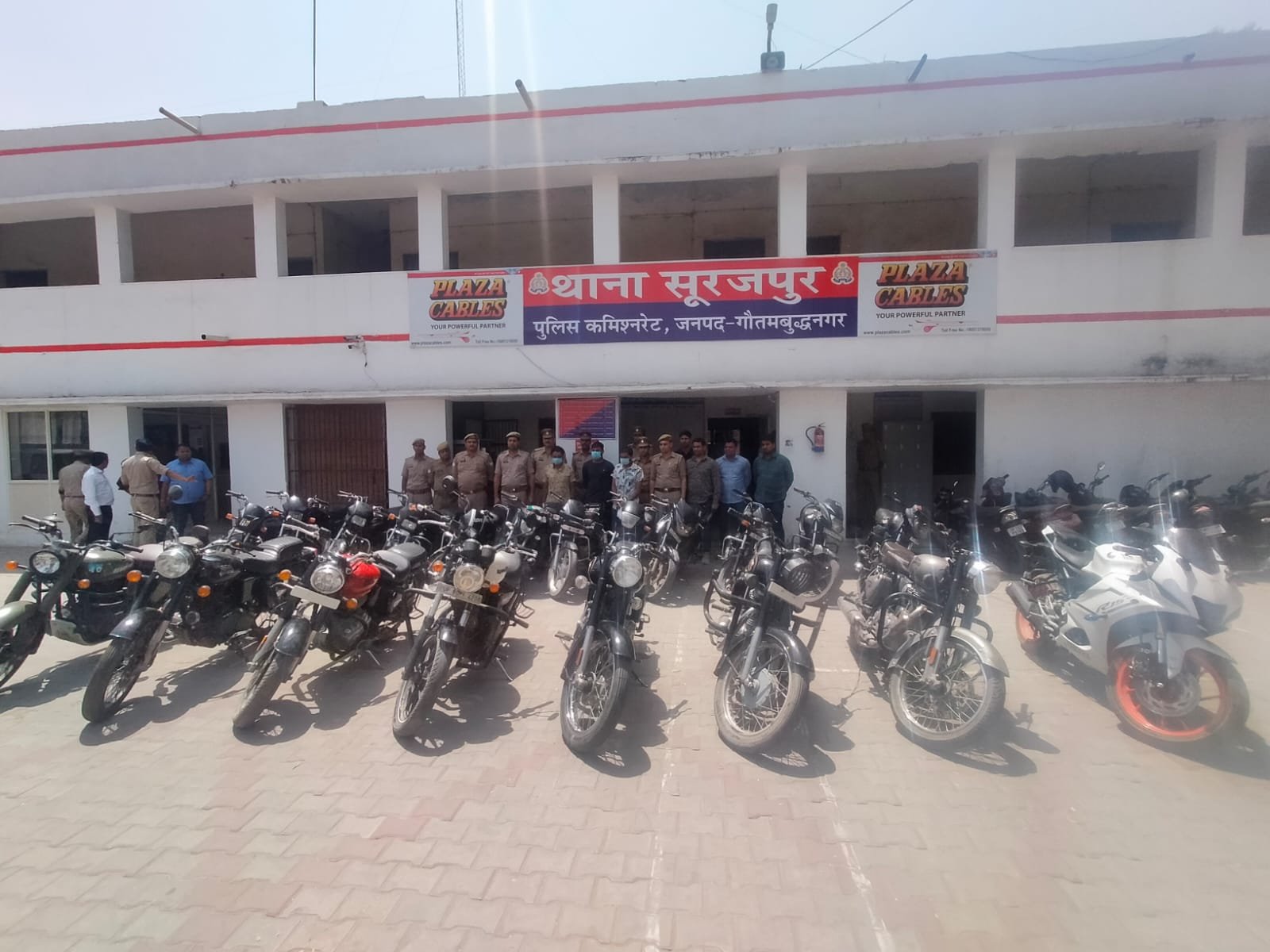 थाना सूरजपुर पुलिस व सर्विलांस टीम के संयुक्त प्रयास से एनसीआर एंव गौतमबुद्धनगर क्षेत्र में दो पहिया वाहन चोरी करने वाले 03 अभियुक्त गिरफ्तार, कब्जे/ निशादेही से चोरी की गयी 20 मोटर साईकिल मय 04 फर्जी नम्बर प्लेट बरामद।