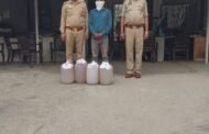 थाना सेक्टर- 113 नोएडा पुलिस द्वारा अवैध शराब की बिक्री करने वाला 01 अभियुक्त गिरफ्तार, कब्जे से 80 लीटर कच्ची अवैध शराब बरामद।