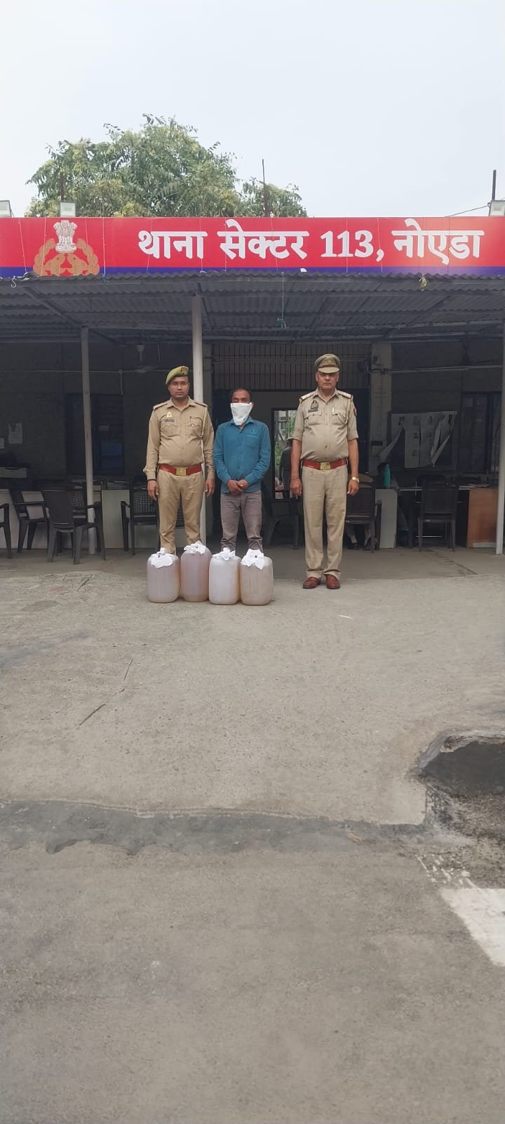 थाना सेक्टर- 113 नोएडा पुलिस द्वारा अवैध शराब की बिक्री करने वाला 01 अभियुक्त गिरफ्तार, कब्जे से 80 लीटर कच्ची अवैध शराब बरामद।