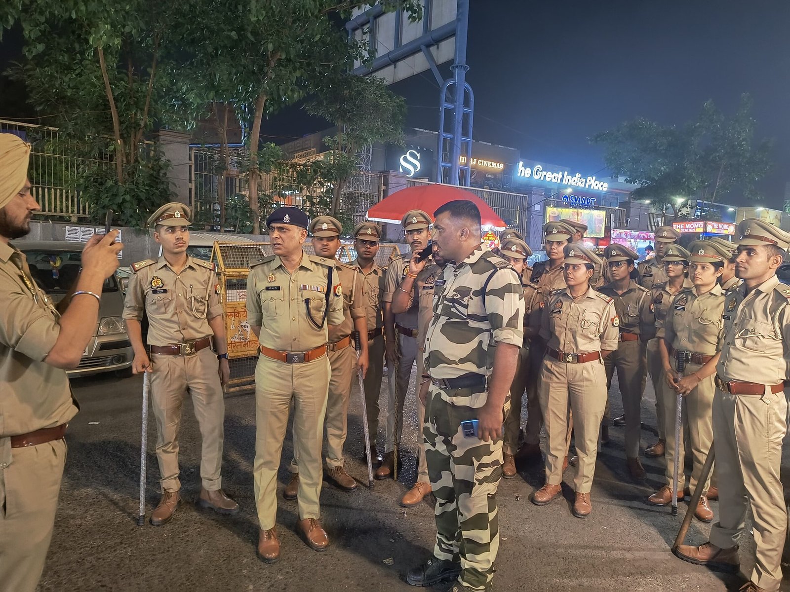 पुलिस कमिश्नर गौतमबुद्धनगर श्रीमती लक्ष्मी सिंह के निर्देशानुसार आगामी लोकसभा निर्वाचन 2024 के दृष्टिगत एडीसीपी नोएडा द्वारा थाना सेक्टर 20 क्षेत्रान्तर्गत पुलिस बल के साथ सुरक्षा/कानून व्यवस्था के दृष्टिगत पैदल मार्च किया गया। 🟥🟦🟥🟦