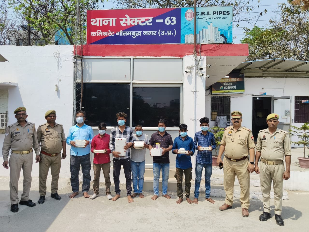 एएचटीयू एवं थाना सेक्टर-63, नोएडा पुलिस टीम द्वारा संयुक्त कार्रवाई करते हुए ओयो होटल में अनैतिक देह व्यापार चलाने वाले रैकेट का भंडाफोड़ करते हुए 07 अभियुक्त गिरफ्तार किये गये एवं 07 महिलाओं का रेस्कयू कराया गया। कब्जे से 11 मोबाइल (भिन्न भिन्न कम्पनी के), 12,110 रूपये नगद एवं अन्य आपत्तिजनक सामान बरामद।