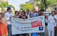 गौतम बुद्ध नगर 23 अप्रैल, 2024,,जिला मजिस्ट्रेट/जिला निर्वाचन अधिकारी मनीष कुमार वर्मा के निर्देश पर मतदाताओं को जागरूक बनाने के उद्देश्य से जनपद स्तर पर जागरूकता कार्यक्रम संचालित  बसेरा सामाजिक संस्थान के सहयोग ट्रांसजेंडर आइकन रामकली द्वारा रैली निकालते हुये मतदाताओं को किया गया जागरूक I GBN Express news