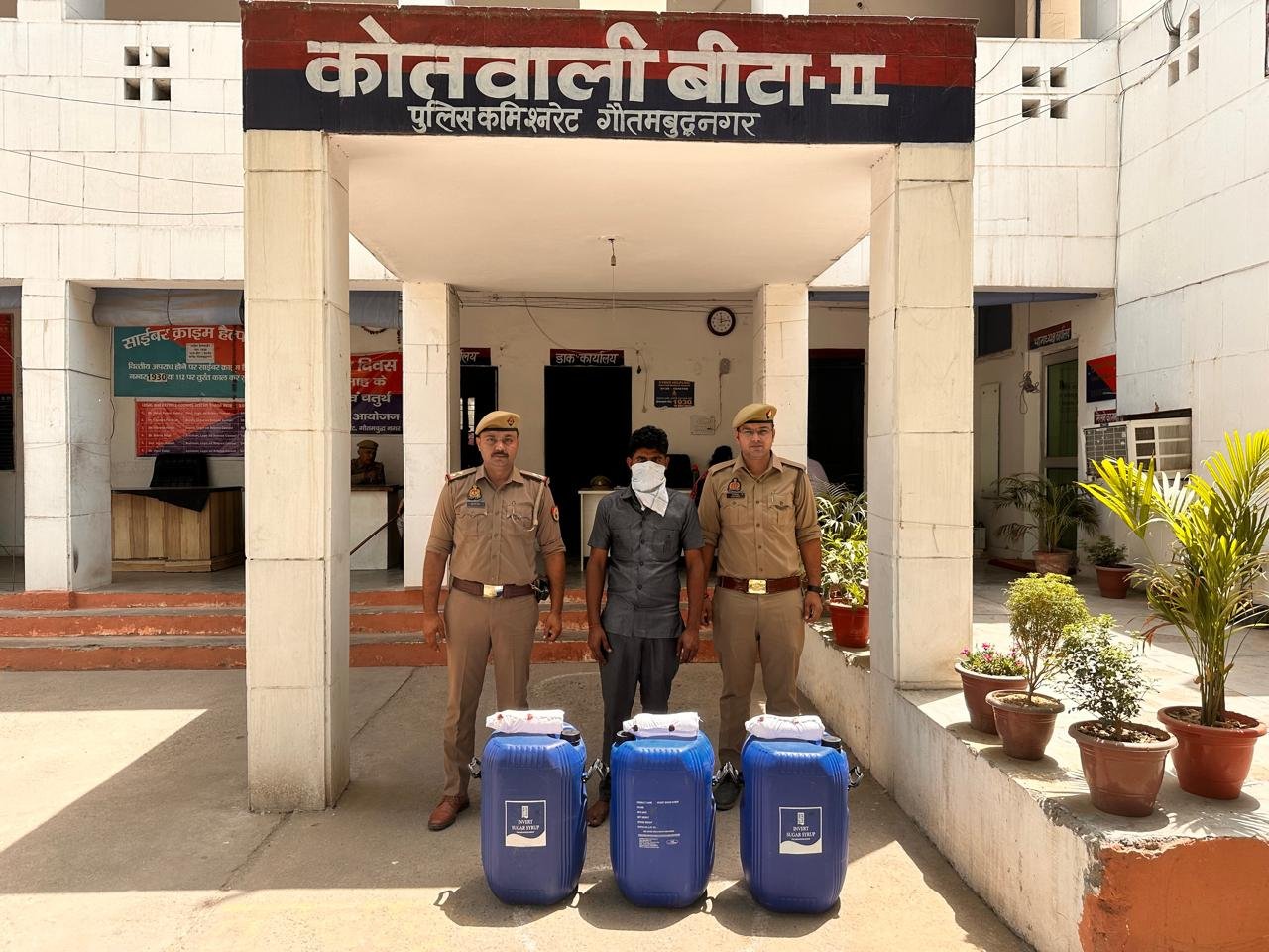 बीटा-2 पुलिस द्वारा, शराब तस्कर अभियुक्त गिरफ्तार, कब्जे से 197 लीटर अवैध कच्ची शराब बरामद। GBN Express news