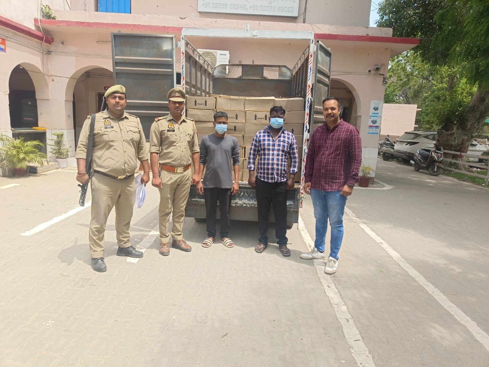 थाना बिसरख पुलिस द्वारा अवैध शराब की तस्करी करने वाले 02 अभियुक्त गिरफ्तार, कब्जे से 200 पेटी ( कुल 10000 पव्वे कीमत करीब 7 लाख 50 हजार रुपये) रसीला संतरा मसालेदार देशी शराब हरियाणा मार्का को मय परिवहन मे प्रयुक्त गाडी छोटा हाथी बरामद।