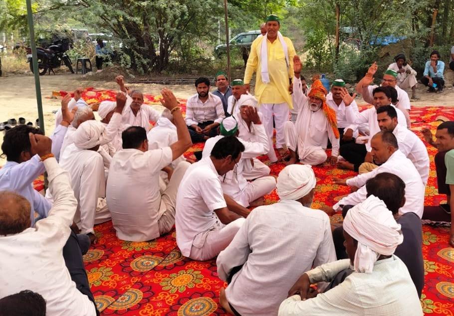 दनकौर,, सालारपुर अंडर पास स्थित ओमि़नज कंपनी बिल्डर साइड पर धरने पर बैठे ग्रामीण व किसान एकता संघ के कार्यकर्ता I GBN Express news