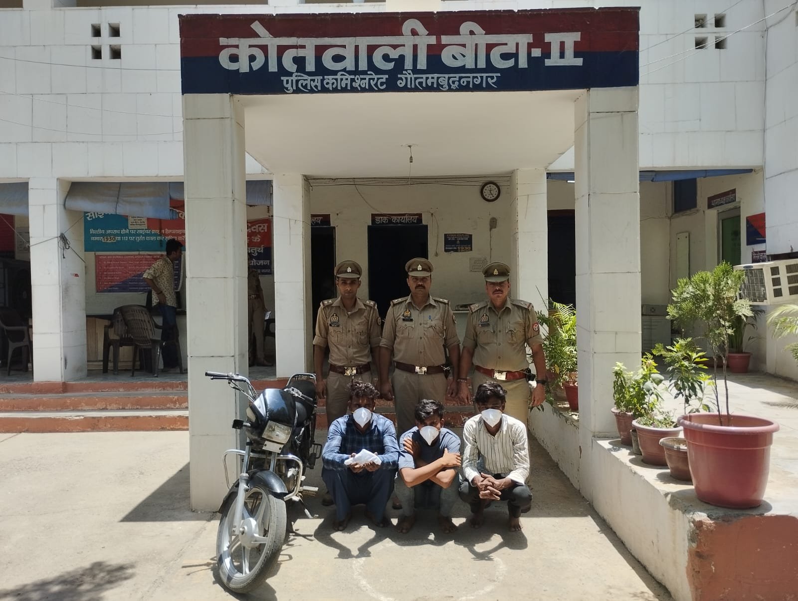 ग्रेटर नोएडा,,बीटा-2 पुलिस द्वारा 03 वाहन चोर गिरफ्तार, कब्जे से चोरी की 01 मोटर साइकिल व अवैध असलाह बरामद । GBN Express news