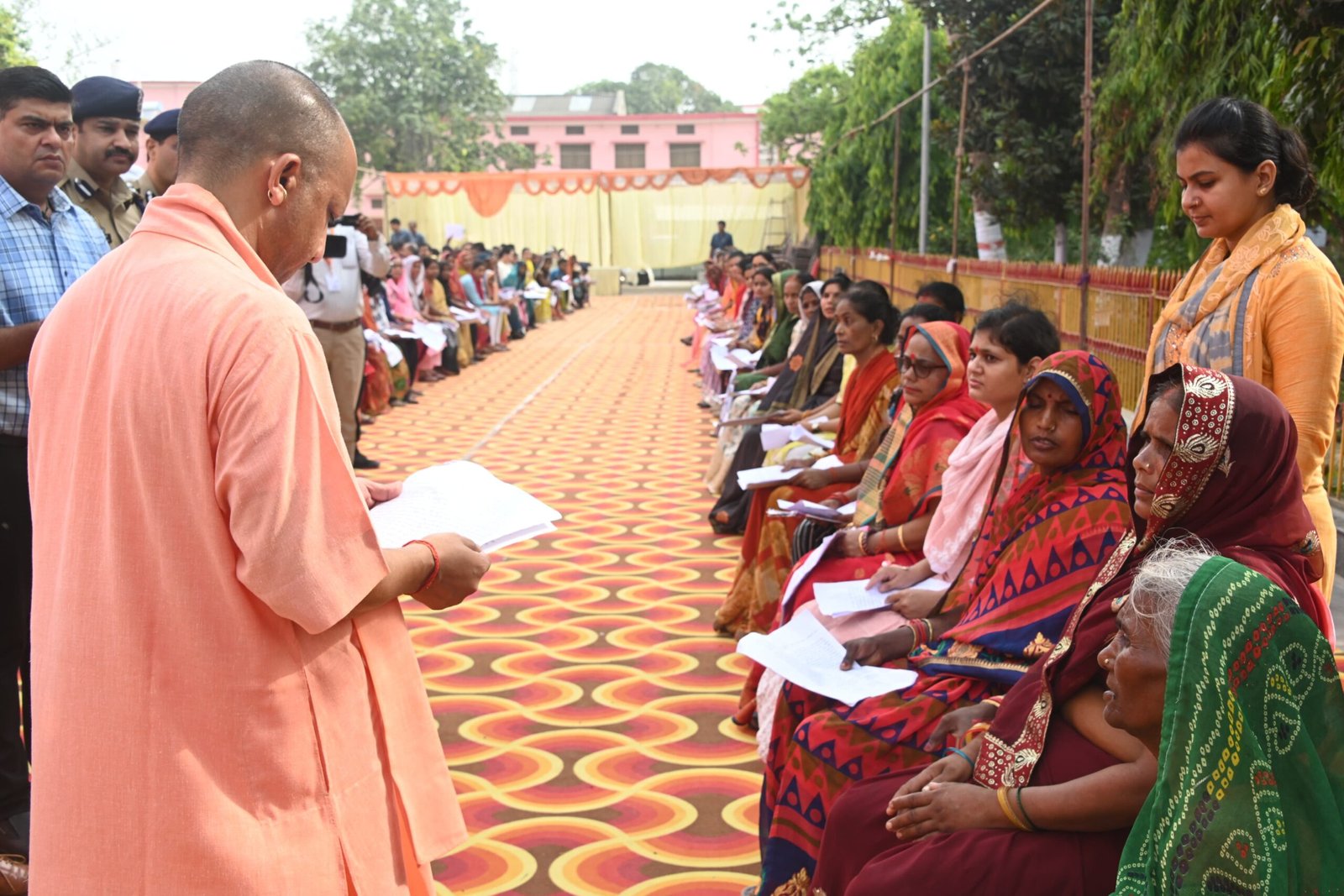 गोरखपुर, जनता दर्शन में सीएम योगी ने सुनीं 350 लोगों की समस्याएं,हर जरूरतमंद को इलाज के लिए मिलेगी भरपूर आर्थिक मदद : मुख्यमंत्री I GBN Express news