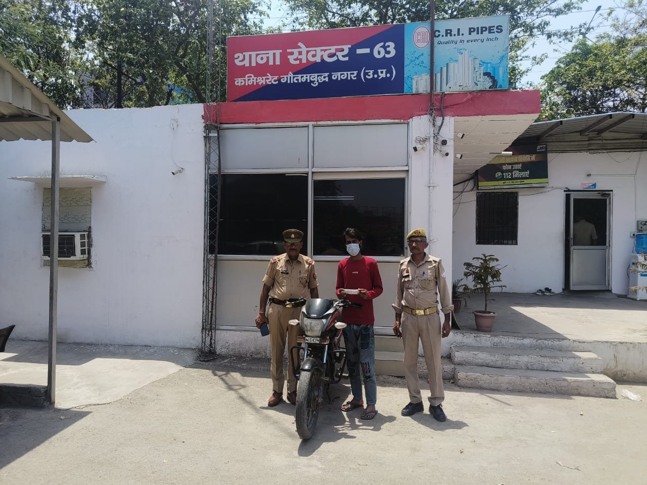 सेक्टर-63 पुलिस द्वारा दो पहिया वाहन चोरी करने वाला 01 शातिर चोर गिरफ्तार, कब्जे से चोरी की मोटरसाइकिल व अवैध शस्त्र बरामद। GBN Express news