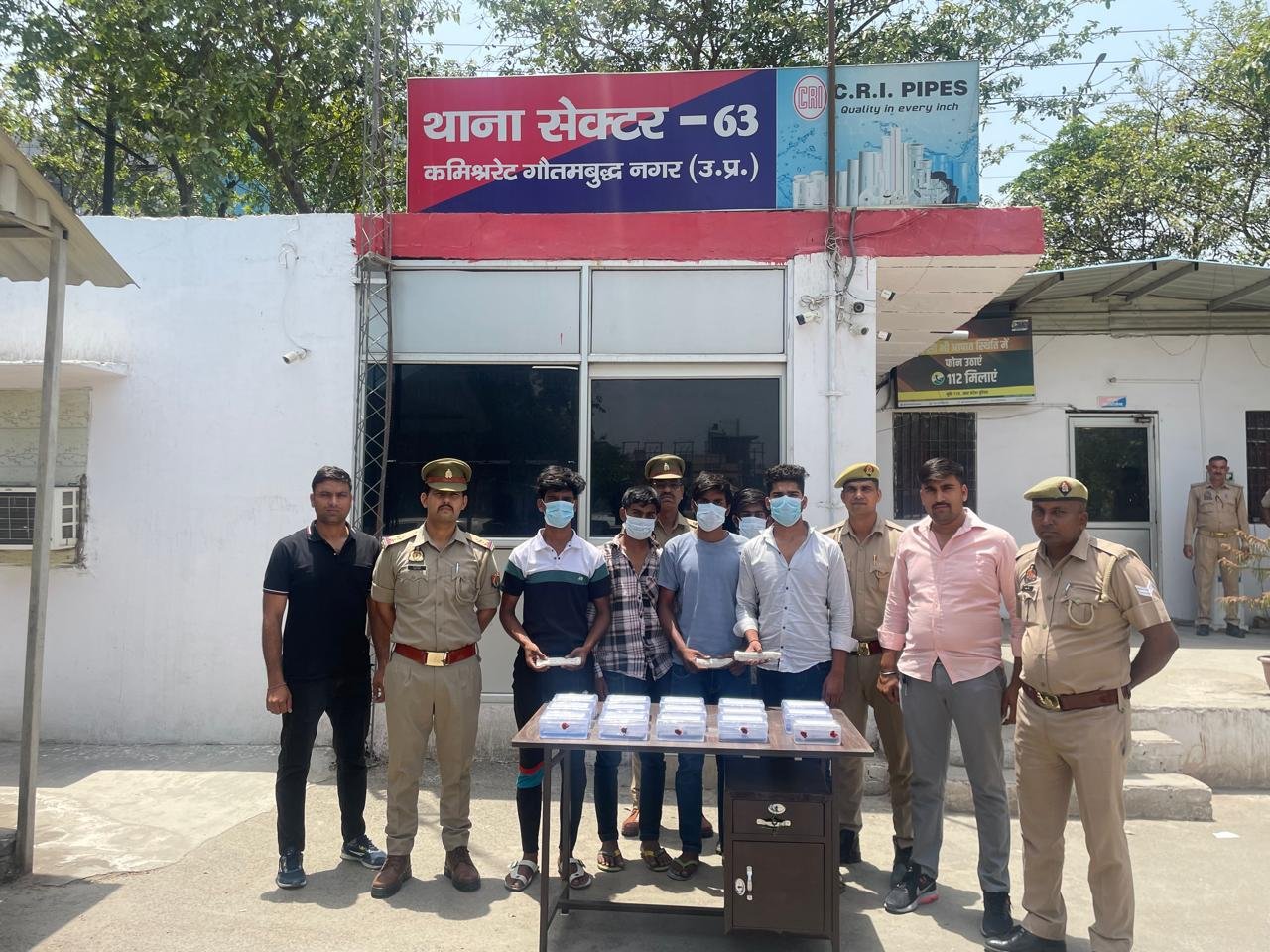 सेक्टर-63, नोएडा पुलिस द्वारा चोरी की घटना का सफल अनावरण करते हुए मोबाइल फोन की दुकान का शटर तोडकर एवं टेम्पू में बैठने वाली सवारियों के पास से मोबाइल फोन चोरी करने वाले गैंग का पर्दाफाश करते हुए 05 अभियुक्त गिरफ्तार, कब्जे से चोरी के 15 मोबाइल फोन व अवैध शस्त्र बरामद। GBN Express news