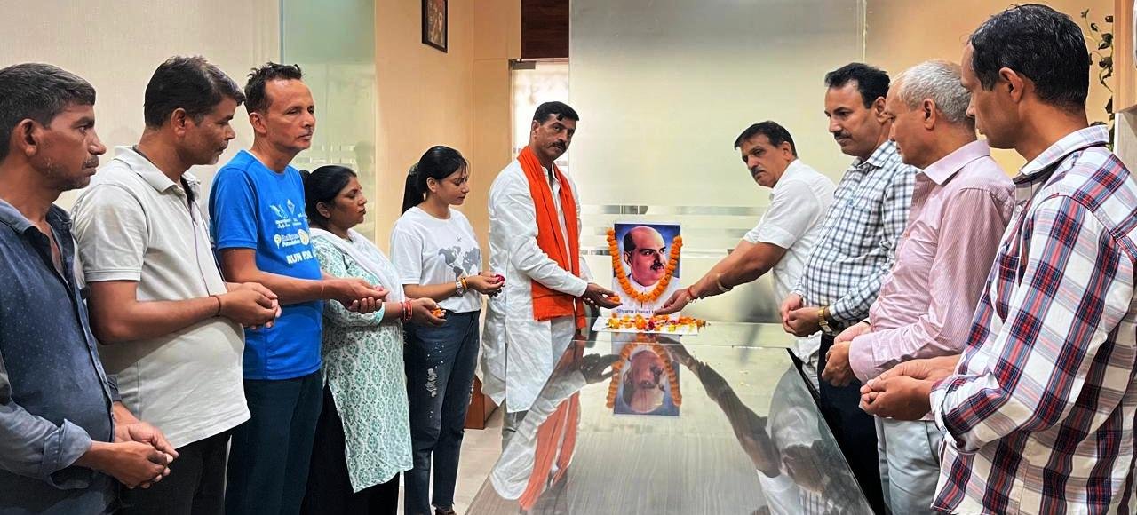 गौतमबुधनगर,,भाजपा के 1030 बूथों पर जन संघ के संस्थापक डॉक्टर श्यामाप्रसाद मुखर्ज़ी जी का बलिदान दिवस (पुण्यतिथि ) उनके चित्र पर पुष्पांजली अर्पित कर गोष्टी पर उनके जीवन चरित्र पर प्रकाश डाल कर मनायी गई I GBN Express news