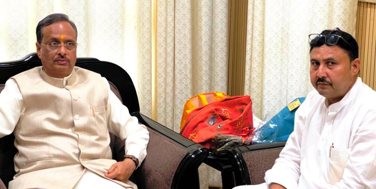 नोएडा। विधानसभा उपचुनाव को लेकर भाजपा के पूर्व उपमुख्यमंत्री दिनेश शर्मा से मिले राजेंद्र पंडित I GBN Express news