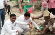 ग्रेटर नोएडा। 'एक पेड़ मां के नाम' भाजपा जिलाध्यक्ष गजेन्द्र मावी ने वन विभाग में खोदना खुर्द प्राइमरी स्कूल के बच्चों के साथ एक पौधा माँ के नाम की शुरूवात I GBN Express news