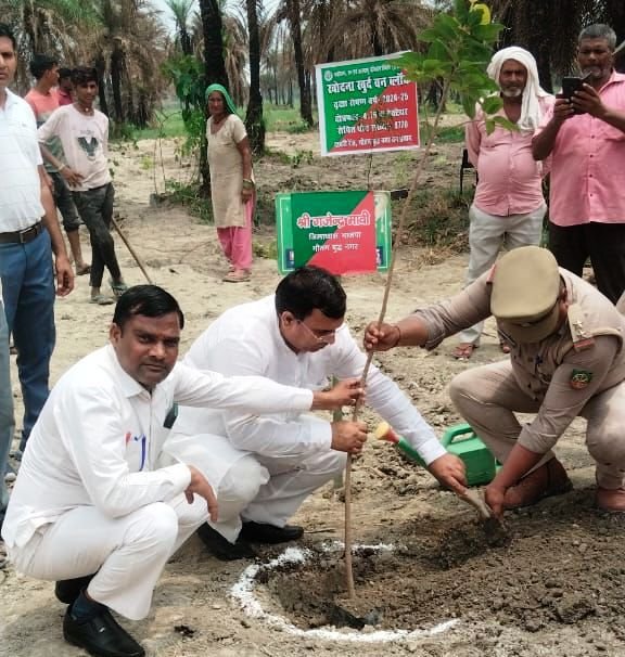 ग्रेटर नोएडा। 'एक पेड़ मां के नाम' भाजपा जिलाध्यक्ष गजेन्द्र मावी ने वन विभाग में खोदना खुर्द प्राइमरी स्कूल के बच्चों के साथ एक पौधा माँ के नाम की शुरूवात I GBN Express news